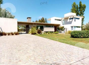 Casa · 257m² · 5 Ambientes · 5 Cocheras · Venta Casa 3 Dorm. Campos de Roca