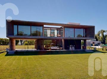 Casa · 210m² · 7 Ambientes · 4 Cocheras · Casa en Area 60 La Victoria