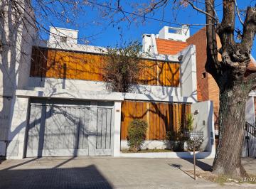 Casa de 6 ambientes, La Plata · Casa Venta 4 Dorm. Excelente Calidad y Diseño - 37 E/6 y 7 - La Plata