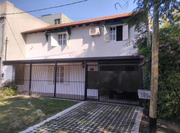 Casa · 180m² · 5 Ambientes · 2 Cocheras · Casa en Venta - 3 Dorm. 2 Baños 2 Cocheras - 300 m² - City Bell