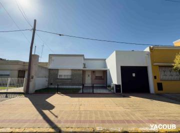 Casa · 184m² · 3 Ambientes · 2 Cocheras · Casa en Venta - 3 Dorm. 1 Baño - Cocheras - 412 m² - Ensenada