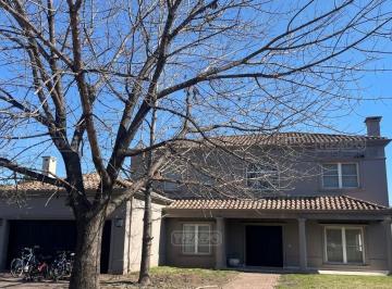 Casa · 353m² · 5 Ambientes · 2 Cocheras · Casa en Venta en Pilar Golf Pilar