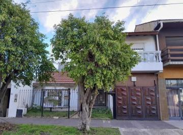 Casa · 250m² · 5 Ambientes · 1 Cochera · Casa en Venta - 4 Dorm. 4 Baños - Cochera - 320 m² - Lomas de Zamora