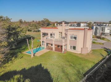 Casa · 255m² · 5 Ambientes · 2 Cocheras · Casa en Alquiler - 4 Domritorios 3 Baños - Cochera - 1050 m² - Greenville