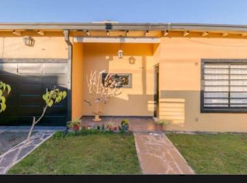 Casa · 77m² · 3 Ambientes · 1 Cochera · Casa en Venta - 2 Dorm. 1 Baño - 200 m² - Manuel B. Gonnet