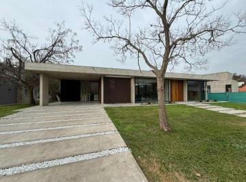 Casa · 203m² · 4 Ambientes · 2 Cocheras · Alquiler Casa El Nacional, Club de Campo