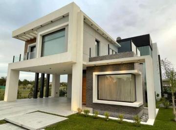 Casa · 340m² · 5 Ambientes · Casa en Venta - 3 Dorm. 4 Baños - 1.284 m² - Berazategui