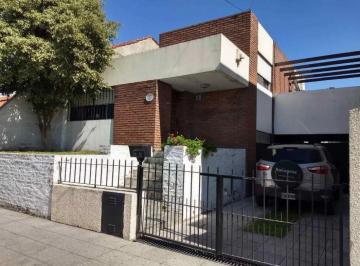 Casa · 210m² · 3 Ambientes · 2 Cocheras · Casa Venta - 2 Dorm. 2 Baños 2 Cocheras - 300 m² Cubiertos - Banfield