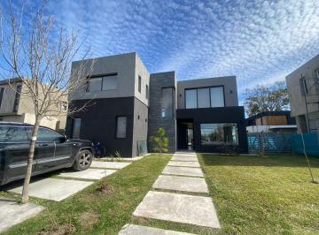 Casa · 260m² · 5 Ambientes · 2 Cocheras · Casa en Venta - 4 Dorm. 6 Baños - Cochera - 500 m² - Pilar