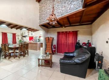 Casa · 492m² · 5 Ambientes · Casa en Venta - 3 Dorm. 2 Baños - Local - 4662 m² - Ensenada
