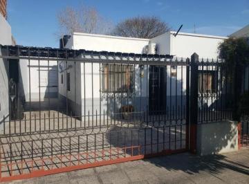 Casa · 102m² · 4 Ambientes · 2 Cocheras · Casa en Venta - 3 Dorm. 1 Baño - Cochera - 300 m² - Bernal