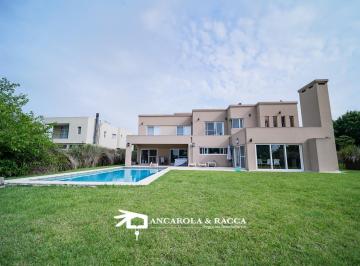 Casa · 1200m² · 5 Ambientes · 4 Cocheras · Moderna E Impecable Casa en Terravista