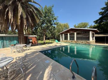 Casa · 385m² · 10 Ambientes · 5 Cocheras · Casa en Venta en Funes