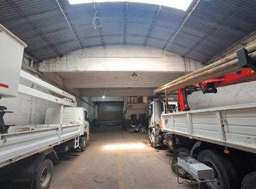 Bodega-Galpón · 333m² · 3 Ambientes · 10 Cocheras · Galpón - Villa Primera