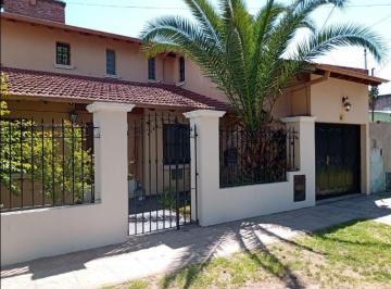 Casa · 250m² · 6 Ambientes · 1 Cochera · Casa en Venta - 4 Dorm. 3 Baños - Quincho Pileta - 348 m² - Don Torcuato
