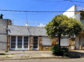 Casa · 93m² · 2 Dormitorios · 1 Cochera · Casa en Arroyito