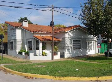 Casa · 124m² · 4 Ambientes · 1 Cochera · Casa en Venta - 3 Dorm., 1 Baño - 124 m² Sobre Lote de 155 m² - Ensenada