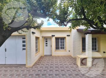 Casa · 99m² · 5 Ambientes · 1 Cochera · Casa en Venta en San Pedro – 2 Dorm., Garaje, Pileta y Parrilla Sobre Calle Principal