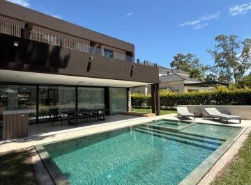 Casa · 370m² · 5 Ambientes · 2 Cocheras · Casa en Venta - 3 Dorm. 5 Baños - Cochera - 700 m² - Canning