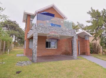 Casa · 131m² · 3 Ambientes · 4 Cocheras · Venta Casa Frente Al Mar en Guazuvirá Nuevo