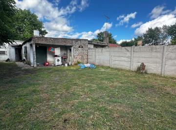 Casa · 100m² · 3 Ambientes · 1 Cochera · Venta Casa a Refaccionar en Amplio Lote Propio