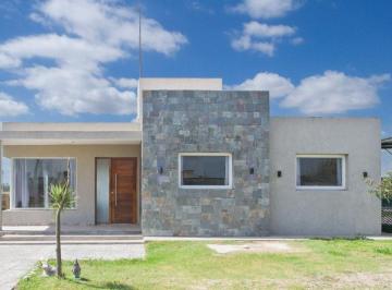 Casa · 134m² · 4 Ambientes · Casa en Venta en Alejandro Korn con Piscina