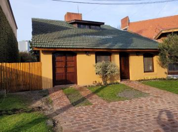 Casa · 197m² · 7 Ambientes · 2 Cocheras · Casa en Venta - 4 Dorm. 3 Baños - Cochera - 244 m² - Bella Vista
