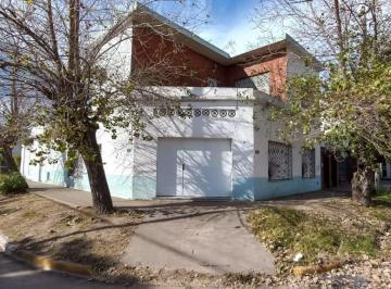 Casa · 270m² · 4 Ambientes · 2 Cocheras · Casa en Venta - 3 Dorm. 3 Baños - Cochera - 270 m² - Quilmes