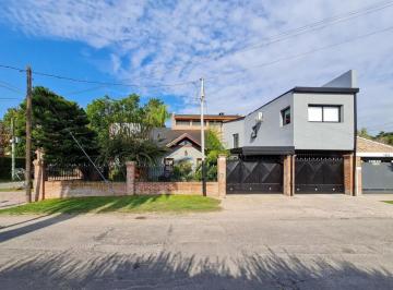Casa · 310m² · 4 Ambientes · 2 Cocheras · Casa en Venta - 3 Dorm. 3 Baños - Cocheras - 800 m² - Manuel B. Gonnet, La Plata