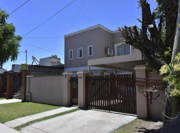 Casa · 235m² · 4 Ambientes · Casa en Venta - 3 Dorm. 3 Baños - 250 m² - Ezeiza