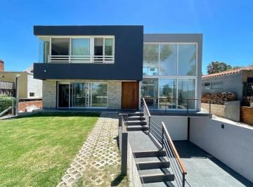 Casa · 270m² · 6 Ambientes · Casa en Venta - 5 Dorm. 4 Baños - 1.000 m² - Canelones, Uruguay