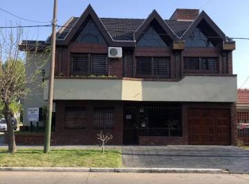 Casa · 250m² · 5 Ambientes · 3 Cocheras · Casa en Venta - 4 Dorm. 5 Baños - Cochera - 250 m² - Lomas de Zamora