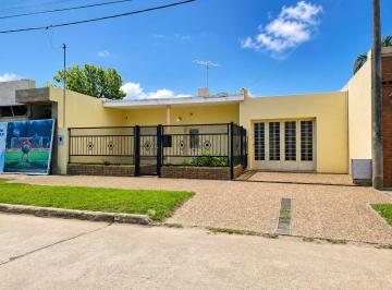 Casa · 106m² · 2 Dormitorios · 1 Cochera · Venta Casa con Renta