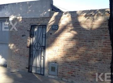 Casa · 71m² · 2 Ambientes · 1 Cochera · Casa de 1 Dormitorio en Venta, Tolosa