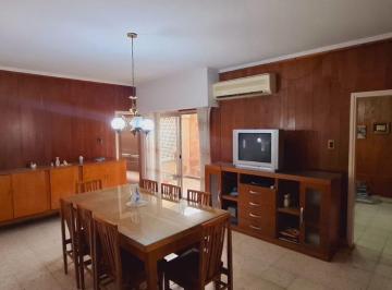 Casa · 240m² · 4 Ambientes · 1 Cochera · Casa - Guadalupe