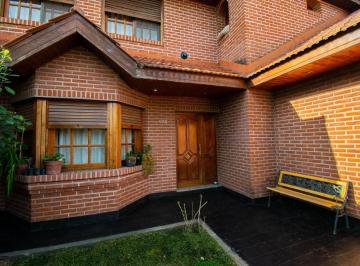 Casa · 220m² · 5 Ambientes · 2 Cocheras · Casa en Venta - 3 Dorm. 2 Baños - Cocheras - 220 m² - City Bell, La Plata