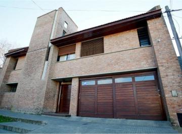 Casa · 180m² · 5 Ambientes · 2 Cocheras · Casa en Venta - 3 Dorm. 2 Baños - 2 Cocheras - 180 m² - La Plata