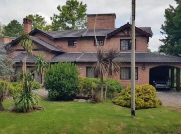 Casa · 211m² · 5 Ambientes · 2 Cocheras · Casa 3 Dorm. y Pileta Al Golf en Los Cardales Cc.