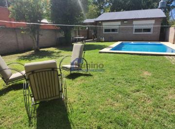 Casa · 100m² · 4 Ambientes · 1 Cochera · Alquiler Permanente en Funes - 2 Dorm. Gran Parque con Piscina