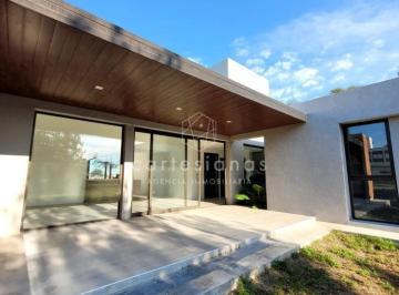 Casa · 204m² · 4 Ambientes · 2 Cocheras · Valle del Golf 1° Etapa. Casa 3 Dorm a Estrenar.