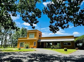 Casa · 220m² · 5 Ambientes · 1 Cochera · Casa Venta Colonia de Chacras 5 Ambientes Piscina Jardin Planta Baja