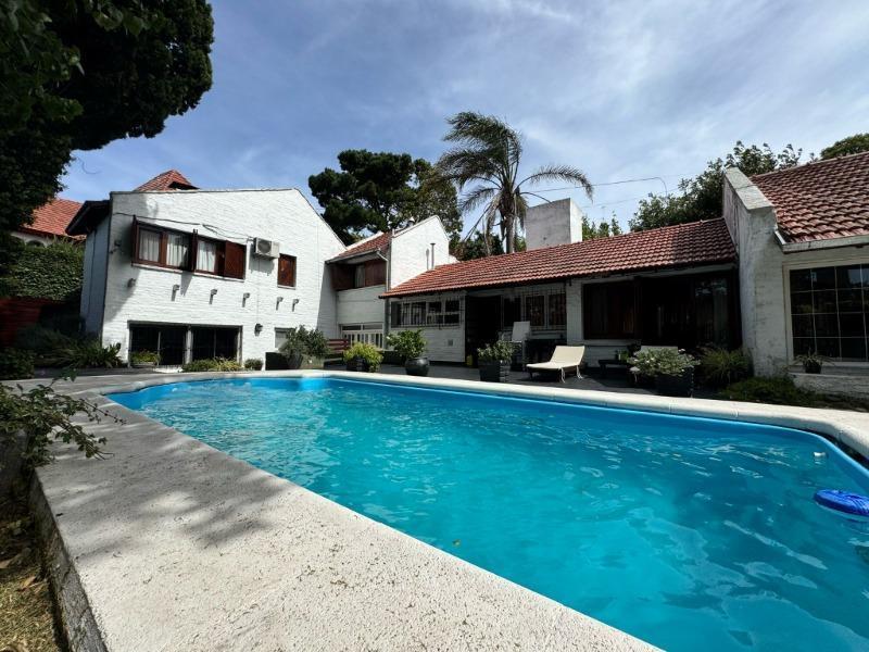 Chalet 6 amb, 350m² en Barrio Pinos de Anchorena con piscina y cochera para 8 autos