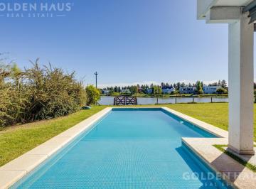 Casa · 230m² · 5 Ambientes · 1 Cochera · Venta de Casa 5 Ambientes con Salida Directa a La Laguna