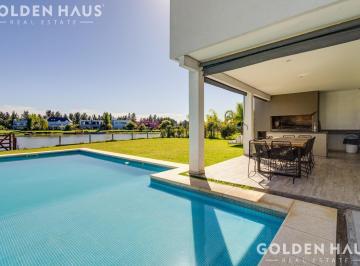 Casa · 230m² · 5 Ambientes · 1 Cochera · Venta de Casa 5 Ambientes Al Lago con Piscina en Canning