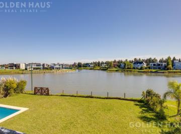Casa · 230m² · 5 Ambientes · 1 Cochera · Venta de Casa 5 Ambientes con Salida Directa a La Laguna