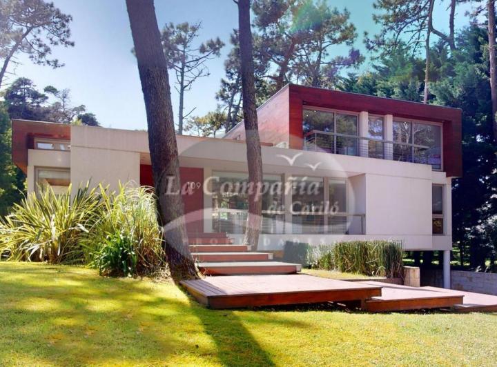Casa · 378m² · 6 Dormitorios · 2 Cocheras