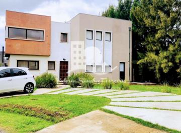 Casa · 228m² · 1 Cochera · Casa a La Venta en Barrio Cerrado Las Golondrinas, Hudson.