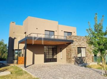 Casa · 245m² · 6 Ambientes · 1 Cochera · Casa en Venta en Vila Marina II, Villanueva, Tigre