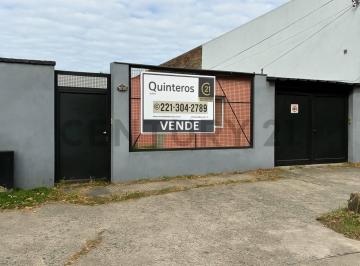 Casa · 139m² · 4 Ambientes · 1 Cochera · Casa Berisso a Reciclar en 12 E/ Montevideo y 168 – Lote 8,66x42,41 – 366 m²
