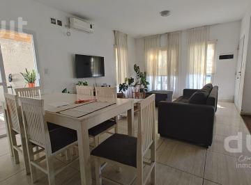 Casa · 180m² · 6 Ambientes · 2 Cocheras · Hermoso Duplex en Venta de 4 Dorm. en Claros!